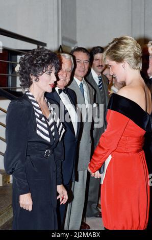 La principessa Diana con l'attrice Joan Collins dopo un'esecuzione benefica della commedia Private Lives all'Aldwych Theatre di Londra. La principessa indossa un nuovo abito da cocktail di seta rosso laccato con colletto e orlo di velluto nero di Victor Elderstein. Presenta una cintura larga e una scollatura a spalla. 24th settembre 1990. Foto Stock