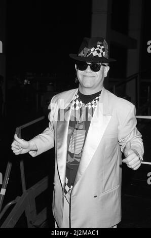 Elton John esecuzione presso il National Exhibition Centre di Birmingham, sul suo Reg Strikes Back Tour. Il 17 maggio 1989. Foto Stock