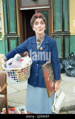 Il cast di EastEnders sul set. June Brown come Dot Cotton. 28th giugno 1991. Foto Stock