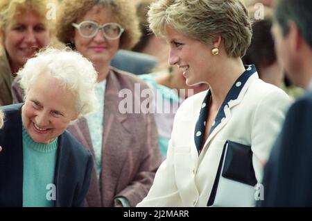 HRH la Principessa del Galles, la Principessa Diana, visita la compagnia di esperti di abbigliamento termico Damart presso la loro sede a Bingley, Bradford, West Yorkshire nel 1991 Foto scattata il 12th settembre 1991 Foto Stock
