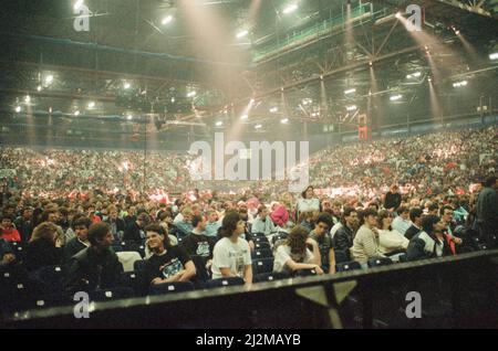 Status Quo in concerto al NEC di Birmingham, 11th dicembre 1990. I nostri spettacoli di foto ... Scene di folla Foto Stock