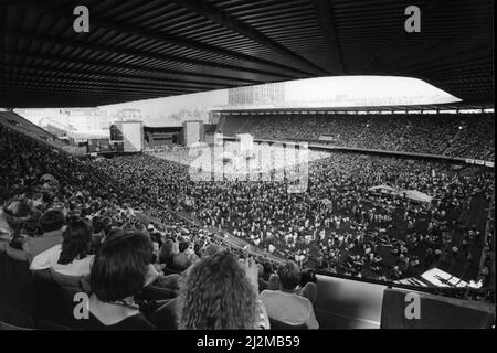 La folla si diverte a far parte del gruppo rock Simple Minds in concerto al National Stadium, Cardiff Arms Park, Cardiff, Galles. Foto scattata il 5th agosto 1989. Foto Stock