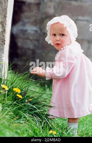 Bambino Natalie Horrell, raffigurato con i genitori, Margaret e Paul, come un anno anniversario del suo rapimento & ritorno si avvicina, 28th aprile 1989. Il 2nd maggio 1988, Natalie Horrell è stato strappato cinque mesi di età da una donna che posava come detective del negozio. Per cinque giorni agonizzanti, i suoi genitori Margaret e Paul erano al centro di una caccia massiccia fino a quando la loro bambina è stata trovata sicura e ben 200 miglia di distanza con una donna che disperatamente ha desiderato il suo proprio bambino per mantenere il suo matrimonio vivo. Il suo rapitore Delia McCall è stato incarcerato per tre anni per il rapimento, che è stato scagliato quando il suo ex-marito ha ribaltato fuori th Foto Stock