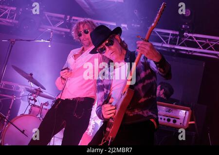 Nick Reynolds, cantante e armonico di L-R, è noto come Harpo Strangelove e Mark Sams, noto anche come bassista Rock Freebass, con la band inglese ACID Country Band Alabama 3, nota come A3 negli Stati Uniti, che si esibisce dal vivo sul palco al Engine Rooms Southampton. Foto Stock