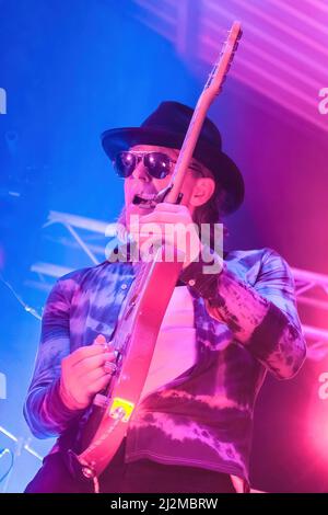 Rock Freebass AKA Mark Sams, bassista con la band britannica Alabama 3, nota come A3 negli Stati Uniti, che si esibisce dal vivo sul palco al Engine Rooms Southampton. Foto Stock