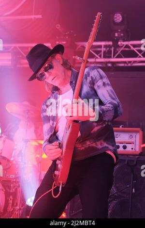 Rock Freebass AKA Mark Sams, bassista con la band britannica Alabama 3, nota come A3 negli Stati Uniti, che si esibisce dal vivo sul palco al Engine Rooms Southampton. Foto Stock