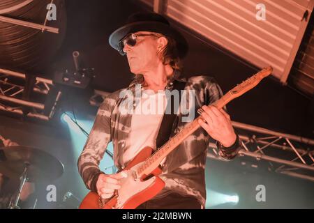 Rock Freebass AKA Mark Sams, bassista con la band britannica Alabama 3, nota come A3 negli Stati Uniti, che si esibisce dal vivo sul palco al Engine Rooms Southampton. Foto Stock