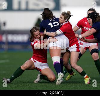 Cardiff, Galles, Regno Unito. 02nd Apr 2022. Lisa Thomson (Scozia) è tenuta durante il TikTok Womens Six Nations al Cardiff Arms Park Cardiff United Kingdom il 02 2022 aprile Credit: Graham Glendinning / GlennSports/Alamy Live News Foto Stock