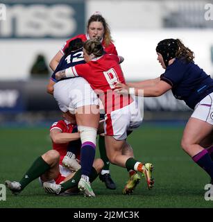 Cardiff, Galles, Regno Unito. 02nd Apr 2022. Lisa Thomson (Scozia) è tenuta durante il TikTok Womens Six Nations al Cardiff Arms Park Cardiff United Kingdom il 02 2022 aprile Credit: Graham Glendinning / GlennSports/Alamy Live News Foto Stock