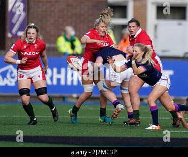 Cardiff, Galles, Regno Unito. 02nd Apr 2022. Jenny Maxwell (Scozia) passa la palla durante il TikTok Womens Six Nations al Cardiff Arms Park Cardiff United Kingdom il 02 2022 aprile Credit: Graham Glendinning / GlennSports/Alamy Live News Foto Stock