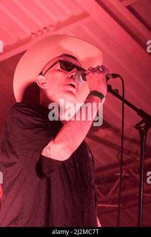 Southampton, Regno Unito. 01st Apr 2022. Il cantante Rob Spragg aka Larry Love of British Acid country band Alabama 3, noto come A3 negli Stati Uniti, si esibisce dal vivo al Engine Rooms Southampton. (Foto di Dawn Fletcher-Park/SOPA Images/Sipa USA) Credit: Sipa USA/Alamy Live News Foto Stock