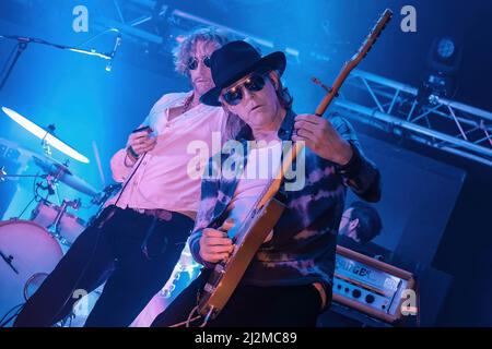 Southampton, Regno Unito. 01st Apr 2022. Nick Reynolds, cantante e armonico di L-R, è noto come Harpo Strangelove e Mark Sams, noto anche come bassista Rock Freebass, con la band inglese ACID Country Band Alabama 3, nota come A3 negli Stati Uniti, che si esibisce dal vivo sul palco al Engine Rooms Southampton. (Foto di Dawn Fletcher-Park/SOPA Images/Sipa USA) Credit: Sipa USA/Alamy Live News Foto Stock