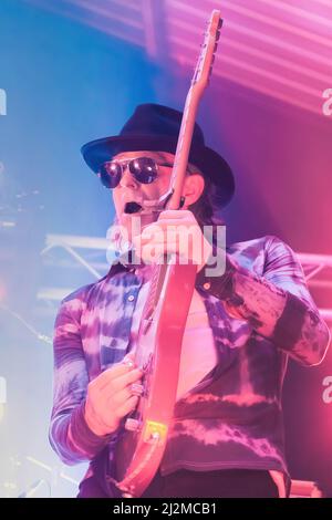 Southampton, Regno Unito. 01st Apr 2022. Rock Freebass AKA Mark Sams, bassista con la band britannica Alabama 3, nota come A3 negli Stati Uniti, che si esibisce dal vivo sul palco al Engine Rooms Southampton. (Foto di Dawn Fletcher-Park/SOPA Images/Sipa USA) Credit: Sipa USA/Alamy Live News Foto Stock