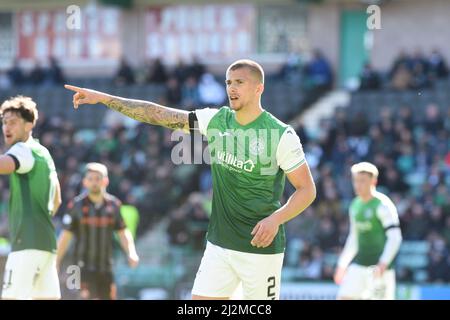 Easter Road Stadium, Edinburgh.Scotland UK.2nd April 22 Hibernian vs Dundee Utd Cinch Premiership Match. Il difensore di Hibs, Harry Clarke Credit: eric mccowat/Alamy Live News Foto Stock