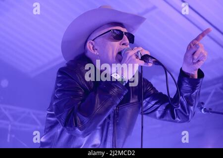 Southampton, Regno Unito. 01st Apr 2022. Il cantante Rob Spragg aka Larry Love of British Acid country band Alabama 3, noto come A3 negli Stati Uniti, si esibisce dal vivo al Engine Rooms Southampton. (Foto di Dawn Fletcher-Park/SOPA Images/Sipa USA) Credit: Sipa USA/Alamy Live News Foto Stock