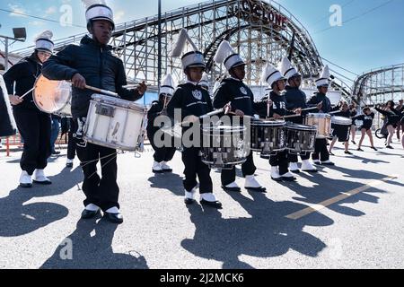 New York, Stati Uniti. 02nd Apr 2022. I membri della Brooklyn United Marching Band of Crown Heights si esibiscono durante l'apertura stagionale del Luna Park di Coney Island a New York il 2 aprile 2022. Luna Park apertura è stato frequentato da politici locali, giostre del parco attirare migliaia di persone da tutti e cinque i quartieri e oltre. il 2022 è l'anno di attività 95th del parco. (Foto di Lev Radin/Sipa USA) Credit: Sipa USA/Alamy Live News Foto Stock