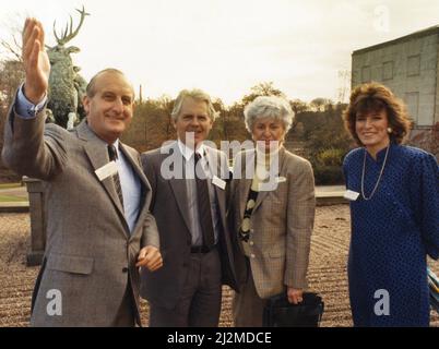 Sir John Hall, sviluppatore di proprietà (cavaliere 1991) e presidente di vita ed ex presidente del Newcastle United Football Club (1992-1997), nella foto di Wynyard Hall Estate, County Durham, 9th novembre 1989. I nostri spettacoli di foto ... John Hall mostra orgogliosamente il direttore generale di Gazette Neil Burnet intorno alla proprietà, accompagnato dalla moglie Mae e dalla figlia Allison Antonopoulos. Foto Stock