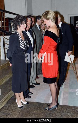 La principessa Diana con l'attrice Joan Collins dopo un'esecuzione benefica della commedia Private Lives all'Aldwych Theatre di Londra. La principessa indossa un nuovo abito da cocktail di seta rosso laccato con colletto e orlo di velluto nero di Victor Elderstein. Presenta una cintura larga e una scollatura a spalla. 24th settembre 1990. Foto Stock