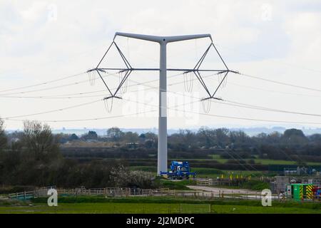 Loxton, Somerset, Regno Unito. 2nd aprile 2022. Visione generale del nuovo National Grid T-Pylons a Loxton nel Somerset, costruito a livello Somerset nell'ambito del progetto della centrale nucleare di Hinkley Point C. Picture Credit: Graham Hunt/Alamy Live News Foto Stock