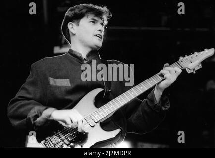 Charlie Burchill, chitarrista del gruppo rock Simple Minds, intrattiene la folla al concerto di gruppo al National Stadium, Cardiff Arms Park, Cardiff, Galles.Foto scattata il 5th agosto 1989. Foto Stock