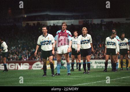 UEFA Cup 2nd round 1st LEG Match, Aston Villa 2 - 0 Inter Milano tenuto a Villa Park. Kent Nielsen nell'area Inter Punizione per un calcio d'angolo, guardato da vicino da Fausto Pizzi e Jurgen Klinsmann. 24th ottobre 1990. Foto Stock