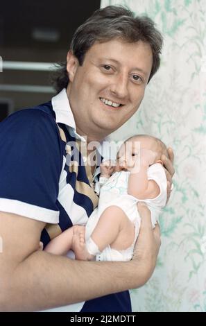 Il giocatore britannico di freccette Eric Bristow pone a casa con la sua nuova bambina nata che è stata chiamata Louise. 29th agosto 1991. Foto Stock