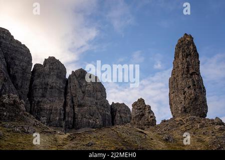 Portree, Regno Unito. 02nd Apr 2022. Old Man of Storr, una formazione rocciosa di 160 piedi di pinnacle in cima al crinale di Trotternish nella regione nord-orientale dell'isola di Skye 2 aprile 2022, appena a nord di Portree, Scozia. La penisola dove risiede il pinnacolo è stata creata come il risultato di una colossale frana. Foto di Ken Cedeno/Sipa USA Credit: Sipa USA/Alamy Live News Foto Stock