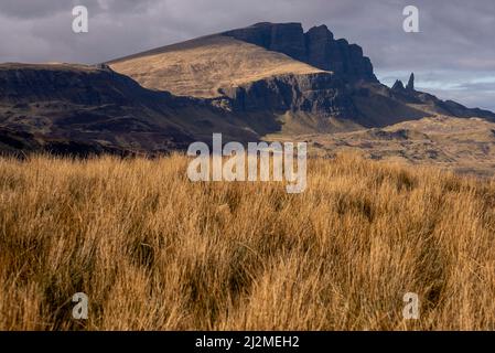 Portree, Regno Unito. 02nd Apr 2022. Old Man of Storr, una formazione rocciosa di 160 piedi di pinnacle in cima al crinale di Trotternish può essere visto sullo sfondo nella regione nord-orientale dell'isola di Skye 2 aprile 2022, appena a nord di Portree, Scozia. La penisola dove risiede il pinnacolo è stata creata come il risultato di una colossale frana. Foto di Ken Cedeno/Sipa USA Credit: Sipa USA/Alamy Live News Foto Stock