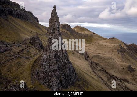 Portree, Regno Unito. 02nd Apr 2022. La cattedrale è vista dall'Old Man of Storr in cima al crinale di Trotternish nella regione nord-orientale dell'isola di Skye il 2 aprile 2022 appena a nord di Portree, Scozia. La penisola dove risiede la Cattedrale è stata creata come risultato di una colossale frana. Foto di Ken Cedeno/Sipa USA Credit: Sipa USA/Alamy Live News Foto Stock