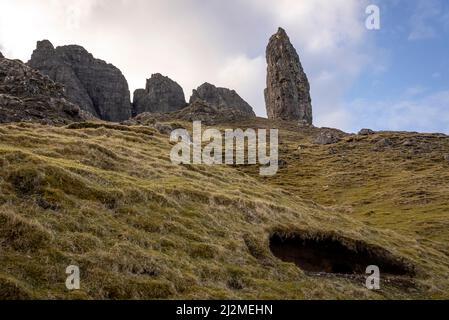 Portree, Regno Unito. 02nd Apr 2022. Old Man of Storr, una formazione rocciosa di 160 piedi di pinnacle in cima al crinale di Trotternish nella regione nord-orientale dell'isola di Skye 2 aprile 2022, appena a nord di Portree, Scozia. La penisola dove risiede il pinnacolo è stata creata come il risultato di una colossale frana. Foto di Ken Cedeno/Sipa USA Credit: Sipa USA/Alamy Live News Foto Stock