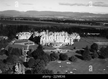 Il Gleneagles Hotel, inaugurato nel 1924, è stato costruito dall'ex compagnia ferroviaria caledoniana e conserva la propria stazione ferroviaria. Il campo da golf dell'hotel e i suoi dintorni di lusso significavano che il golf e le riprese al Gleneagles erano diventate, entro il 1950s, una parte fissa del calendario dell'alta società, insieme allo yachting a Cowes e alla polo a Deauville. Tra il 1982 e il 1986, 11 milioni sono stati spesi per lavori di ristrutturazione e dal 1982 l'hotel è aperto tutto l'anno. Nel 1986, e da allora ogni anno, l'hotel è stato premiato con cinque stelle rosse dall'AA. L'hotel e' ora di proprietà dell'alcolista internazionale Foto Stock