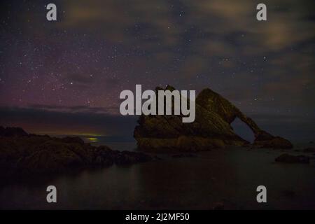 bow fiddle rock con la stella di tiro e l'aurora boreale. Foto Stock