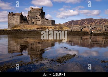 Portree, Regno Unito. 02nd Apr 2022. Il castello di Eilean Donan è stato restaurato oggi 2 aprile 2022 a Dorine, Scozia. Parzialmente distrutta in una rivolta giacobita nel 1719, Eilean Donan giaceva in rovina per la parte migliore di 200 anni fino a quando il tenente colonnello John MacRae-Gilstrap acquistò l'isola nel 1911 e procedette a ripristinare il castello alla sua gloria precedente. Dopo 20 anni di fatica e lavoro il castello fu riaperto nel 1932. Fu costruito nel XIII secolo divenne una roccaforte della Mackenzie Clan. Foto di Ken Cedeno/Sipa USAv Credit: Sipa USA/Alamy Live News Foto Stock