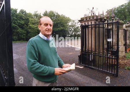 Sir John Hall, sviluppatore di proprietà (cavaliere 1991) e presidente di vita ed ex presidente del Newcastle United Football Club (1992-1997), nella foto di Wynyard Hall Estate, County Durham, 10th giugno 1991. I nostri spettacoli di foto ... Sir John Hall si trova alle porte di Wynyard Hall, attualmente sta combattendo contro i piani per una punta di rifiuti vicino alla sua casa, dove vuole costruire case. Foto Stock