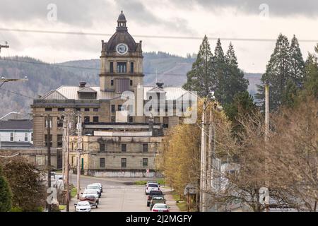 Montesano, WA - USA 03-25-2022: Grays Harbour Courthouse dal retro, mostrando la vecchia prigione Foto Stock