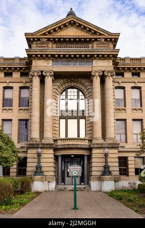 Montesano, WA - USA 03-25-2022: Ingresso anteriore al tribunale della contea di Grays Harbor, costruito nel 1911 Foto Stock