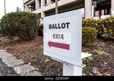 Montesano, WA - USA 03-25-2022: Cartello all'esterno del tribunale di Grays Harbour che mostra le indicazioni per Voter Ballot Box Foto Stock