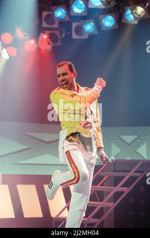 Freddie Mercury cantante del gruppo rock Queen, eseguire sul palco. Novembre 1989. Foto Stock