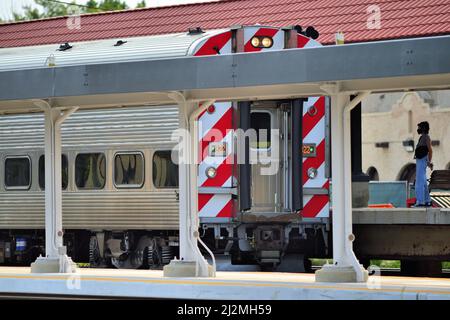 Homewood, Illinois, Stati Uniti. Un treno per pendolari Metra che arriva a una stazione dei pendolari suburbana durante il suo viaggio a Chicago. Foto Stock