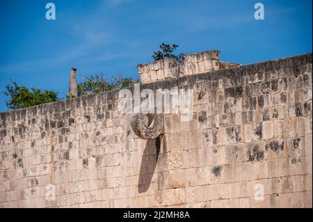 Pista, Messico - 25 marzo 2022: Dettagli del Gran Juego de Pelota a Chichen Itza. Foto Stock