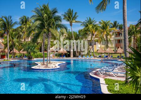Tulum, Messico - 25 marzo 2022: Vista delle piscine al Bahia Principe Grand Coba nella Riviera Maya. Foto Stock