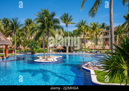 Tulum, Messico - 25 marzo 2022: Vista delle piscine al Bahia Principe Grand Coba nella Riviera Maya. Foto Stock