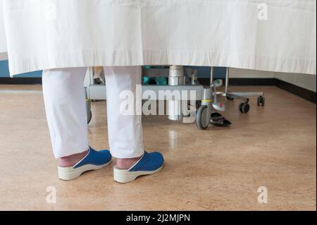 Piedi di un infermiere al posto letto di un paziente Foto Stock