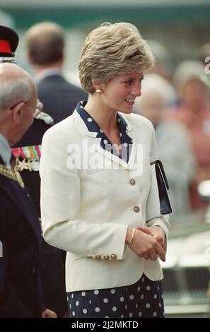HRH la Principessa del Galles, la Principessa Diana, visita la compagnia di esperti di abbigliamento termico Damart presso la loro sede a Bingley, Bradford, West Yorkshire nel 1991 Foto scattata il 12th settembre 1991 Foto Stock