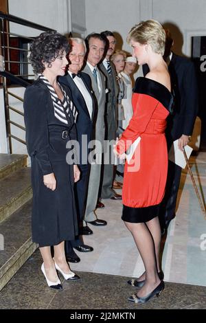 La principessa Diana con l'attrice Joan Collins dopo un'esecuzione benefica della commedia Private Lives all'Aldwych Theatre di Londra. La principessa indossa un nuovo abito da cocktail di seta rosso laccato con colletto e orlo di velluto nero di Victor Elderstein. Presenta una cintura larga e una scollatura a spalla. 24th settembre 1990. Foto Stock