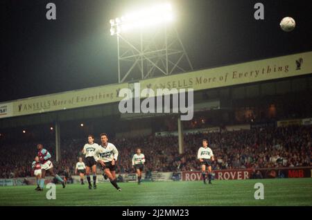 UEFA Cup 2nd round 1st LEG Match, Aston Villa 2 - 0 Inter Milano tenuto a Villa Park. 24th ottobre 1990. Foto Stock