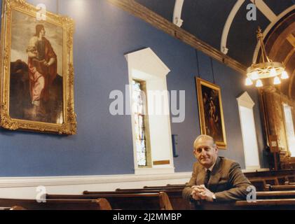 Sir John Hall, sviluppatore di proprietà (cavaliere 1991) e presidente di vita ed ex presidente del Newcastle United Football Club (1992-1997), nella foto di Wynyard Hall Estate, County Durham, 10th giugno 1991. I nostri spettacoli di foto ... John Hall con dipinti di ritorno nella cappella. Spera di poter convincere Lord Londonderry a tornare nella sua ex casa. Il signor Hall ha investito 3million sterline per riportare la casa signorile alla sua gloria precedente. Foto Stock