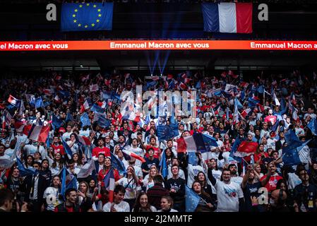 Parigi, Francia. 02nd Apr 2022. Partecipanti ad un evento di campagna per il presidente Franceís e la Republique en Marche (LREM) candidato alla rielezione di Emmanuel Macron. Il presidente francese Emmanuel Macron ha tenuto il suo primo raduno elettorale della campagna elettorale francese prima del primo turno delle elezioni presidenziali del 10 aprile. (Foto di Louise Delmotte/SOPA Images/Sipa USA) Credit: Sipa USA/Alamy Live News Foto Stock