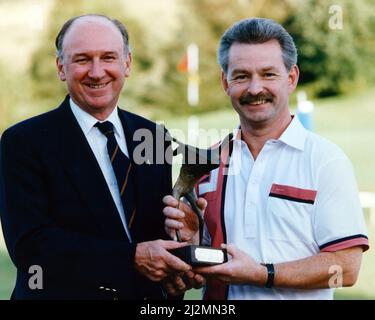 Il vincitore del Dr Masters Golf Archie Kidd di Bridge of strano è stato presentato con il suo trofeo da Endell Laird, direttore del Daily Record e Domenica Mail. Circa 1990s. Foto Stock