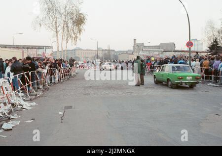 Berlino Ovest, Germania, 10 giorni dopo il rilassamento del valico di frontiera da parte del governo della RDT. Ciò ha permesso ai cittadini della germania orientale di attraversare Berlino ovest e la Germania ovest, foto scattate il 19th novembre 1989. Nella foto: Le guardie di frontiera eseguono i controlli più cursory mentre le persone si accingono ad entrare a Berlino Ovest Foto Stock